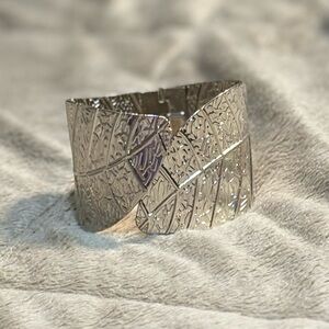 Elegant Silver Leaf Pattern Bracelet